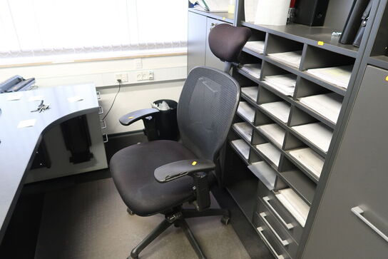 El. hæve/sænke skrivebord uden indhold med kontorstol og skuffemodul