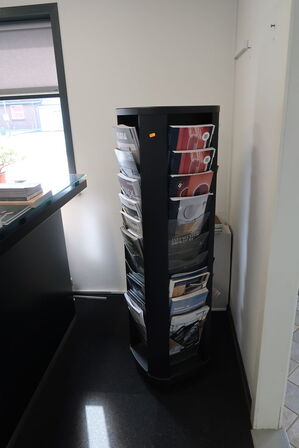 Receptionsdisk samt brochureholder