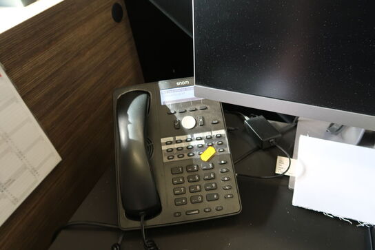 2 stk. computerskærme HP 24 FW, tastatur, mus, lommeregner m.m.