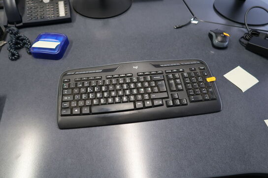 2 stk. computerskærme LENOVO T27i-10, dockingstation, tastatur, mus m.m.