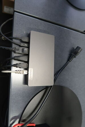 2 stk. computerskærme LENOVO T27i-10, dockingstation, tastatur, mus m.m.