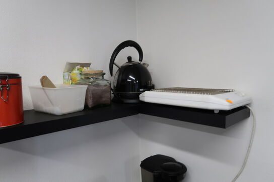 2 stk. kaffemaskiner, mikrobølgeovn, elkedel