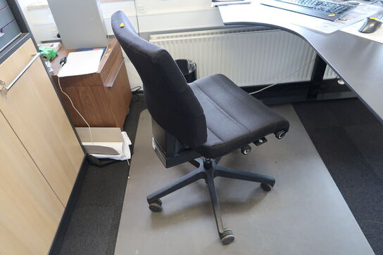 El. hæve/sænke skrivebord uden indhold med kontorstol