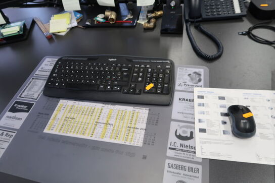 2 stk. computerskærme LENOVO T24i-20, tastatur, dockingstation, mus m.m.