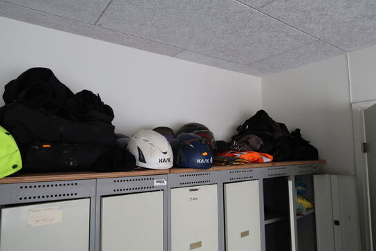 Bænk, div. Arbejdstøj, rengøringsmidler m.m.