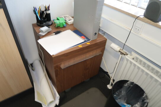 2 stk. reoler/skabe uden indhold