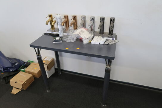 Bord med div. Badeværelsesarmaturer GROHE