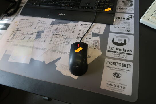 2 stk. computerskærme HP 24 FW, tastatur, mus, lommeregner m.m.