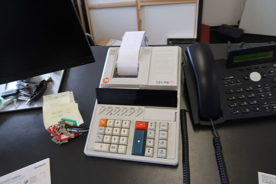 2 stk. computerskærme HP E24u G4, tastatur, mus, headset JABRA m.m.