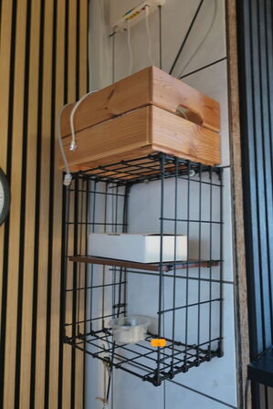 Hylder samt reol uden indhold