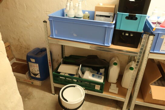 3 stk. reoler med indhold