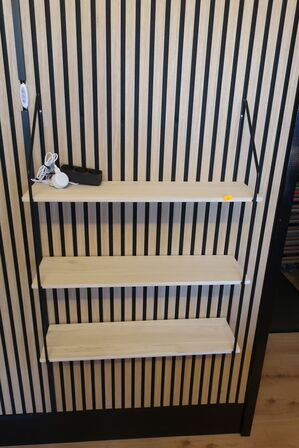 Hylder samt reol uden indhold