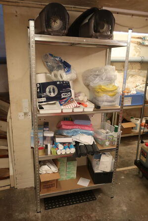 3 stk. reoler med indhold