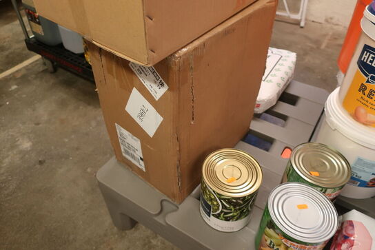 Diverse madvarer samt poser til take-away