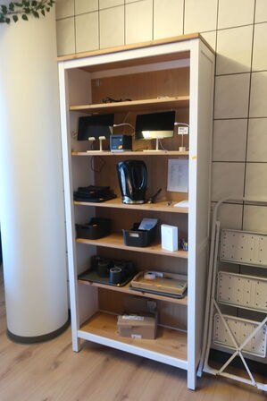 Hylder samt reol uden indhold