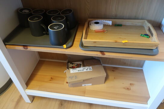 Vægte, service m.v. i reol 