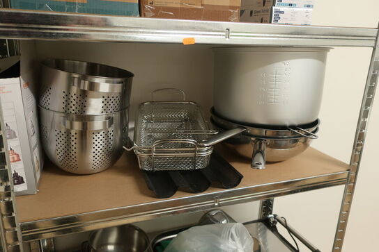 2 stk. reoler med indhold