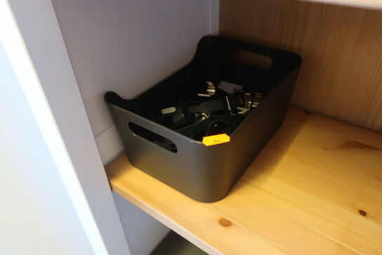 Vægte, service m.v. i reol 