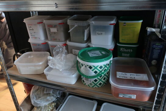 2 stk. reoler med indhold