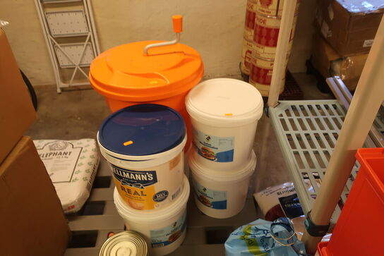 Diverse madvarer samt poser til take-away