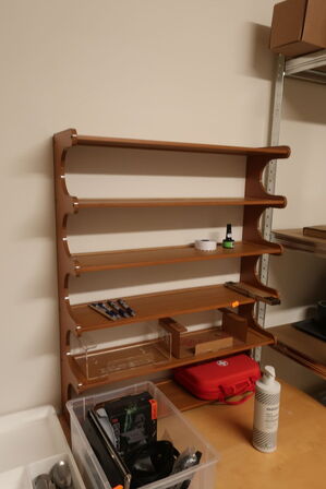 Reol, bord, varmeblæser m.v. 