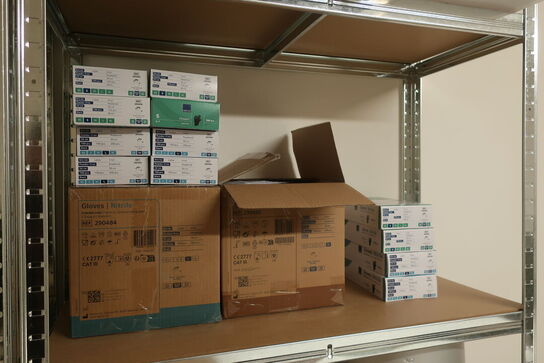 2 stk. reoler med indhold