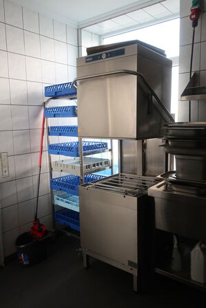 Hætteopvaskemaskine HOBART 615-15D samt stikvogn og bakker