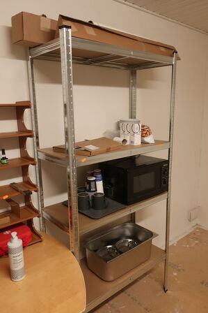 Reol, bord, varmeblæser m.v. 