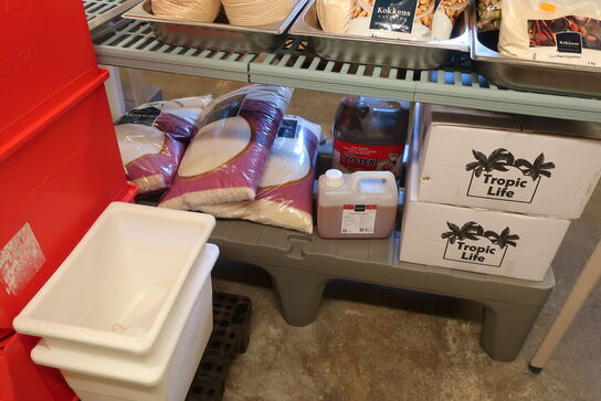 Diverse madvarer samt poser til take-away