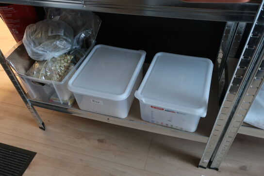 2 stk. reoler med indhold