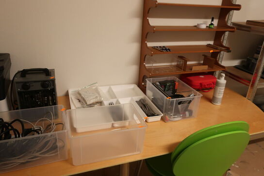 Reol, bord, varmeblæser m.v. 