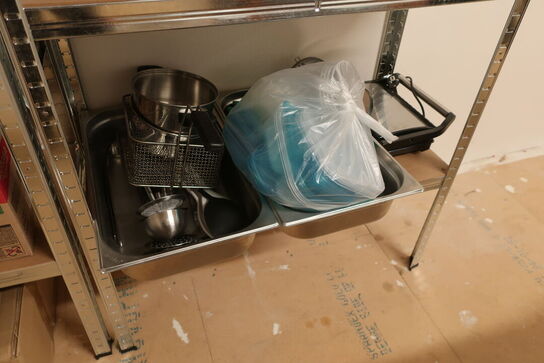 2 stk. reoler med indhold