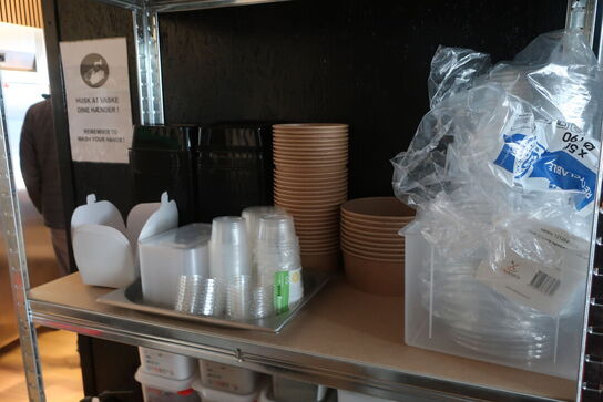 2 stk. reoler med indhold