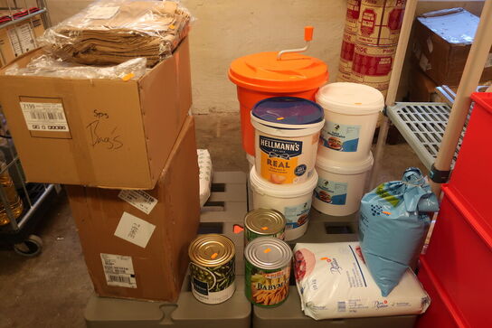 Diverse madvarer samt poser til take-away