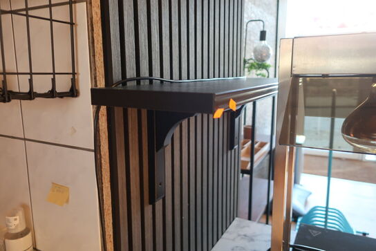 Hylder samt reol uden indhold