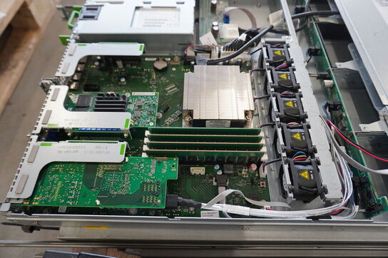 4 stk. Servere HP / FUJITSU (Forsendelse ikke muligt)