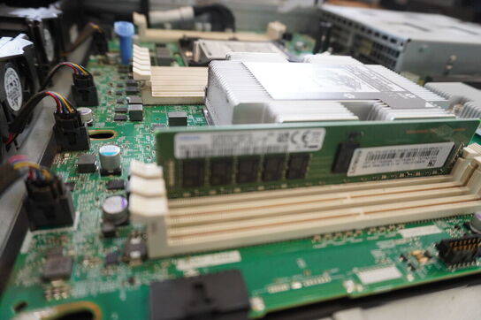 Server LENOVO MT 7X08 (Forsendelse ikke muligt)