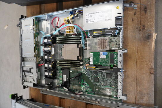 4 stk. Servere HP / FUJITSU (Forsendelse ikke muligt)