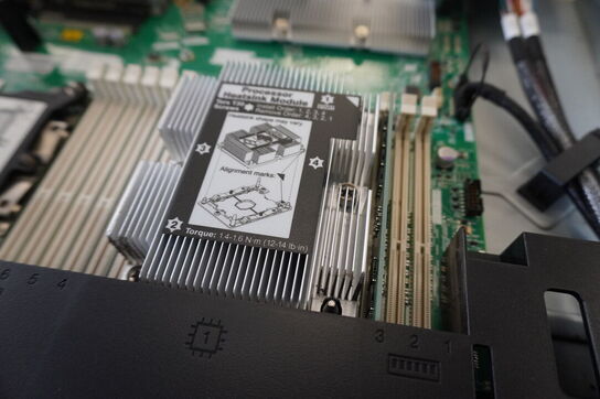 Server LENOVO MT 7X08 (Forsendelse ikke muligt)