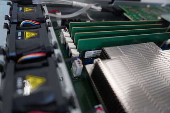 4 stk. Servere HP / FUJITSU (Forsendelse ikke muligt)