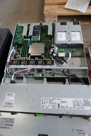 4 stk. Servere HP / FUJITSU (Forsendelse ikke muligt)