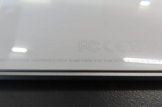 Router samt trådløst keyboard APPLE