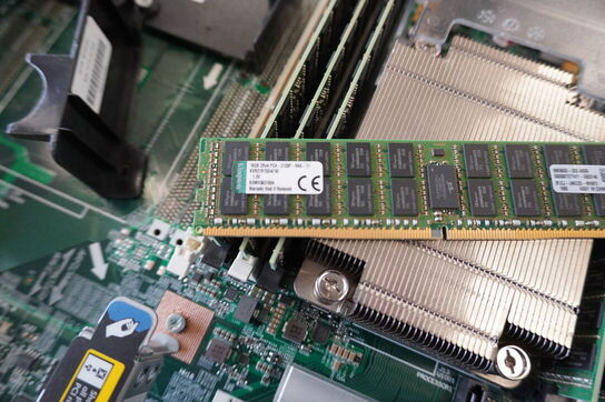 4 stk. Servere HP / FUJITSU (Forsendelse ikke muligt)