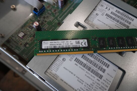 4 stk. Servere HP / FUJITSU (Forsendelse ikke muligt)