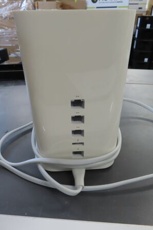 Router samt trådløst keyboard APPLE