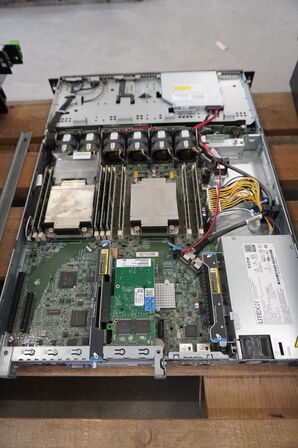 4 stk. Servere HP / FUJITSU (Forsendelse ikke muligt)