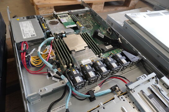 4 stk. Servere HP / FUJITSU (Forsendelse ikke muligt)