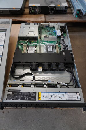 Server LENOVO MT 7X08 (Forsendelse ikke muligt)