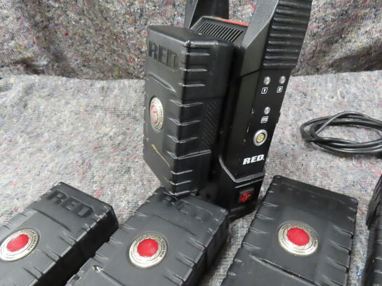 4 stk. Batterier og oplader - RED (MOMSFRI)