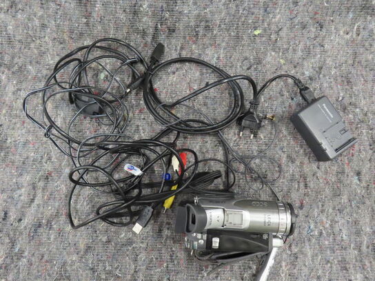 Videokamera med tilbehør - PANASONIC NV-GS70 (MOMSFRI)